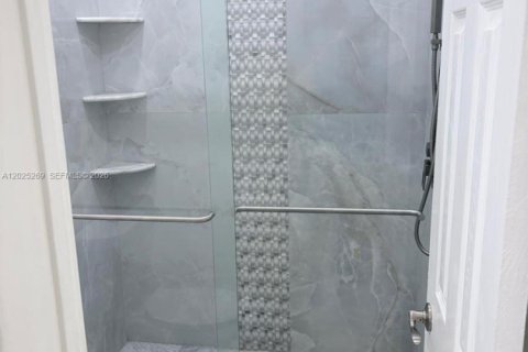 Снять в аренду кондоминиум в Коконат Крик, Флорида 3 спальни, 101.54м2, № 2087215 - фото 12