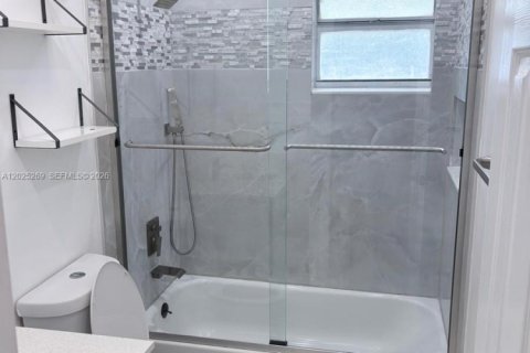 Снять в аренду кондоминиум в Коконат Крик, Флорида 3 спальни, 101.54м2, № 2087215 - фото 15