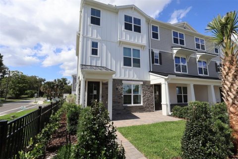 Townhouse in Oviedo, Florida 4 bedrooms, 188.13 sq.m. № 2416874 - photo 2