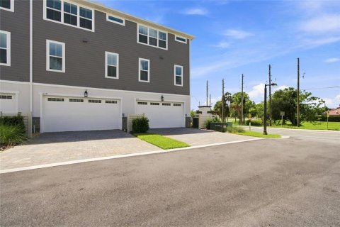 Townhouse in Oviedo, Florida 4 bedrooms, 188.13 sq.m. № 2416874 - photo 5