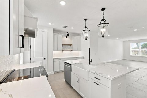 Townhouse in Oviedo, Florida 4 bedrooms, 188.13 sq.m. № 2416874 - photo 10