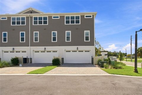 Townhouse in Oviedo, Florida 4 bedrooms, 188.13 sq.m. № 2416874 - photo 6