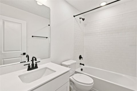 Townhouse in Oviedo, Florida 4 bedrooms, 188.13 sq.m. № 2416874 - photo 12
