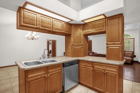 House in Fruitland Park, Florida 3 bedrooms, 183.57 sq.m. № 2237419 - photo 10