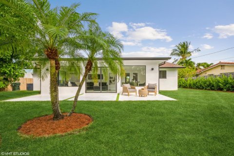 House in Boca Raton, Florida 3 bedrooms, 144.74 sq.m. № 1061432 - photo 1