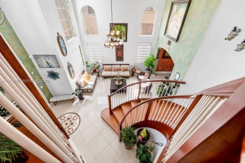 House in Miami, Florida 6 bedrooms, 297.19 sq.m. № 2044077 - photo 18