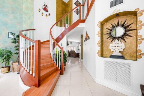 House in Miami, Florida 6 bedrooms, 297.19 sq.m. № 2044077 - photo 8