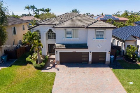 House in Miami, Florida 6 bedrooms, 297.19 sq.m. № 2044077 - photo 2