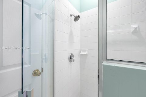 House in Miami, Florida 6 bedrooms, 297.19 sq.m. № 2044077 - photo 28