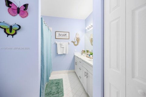 House in Miami, Florida 6 bedrooms, 297.19 sq.m. № 2044077 - photo 22