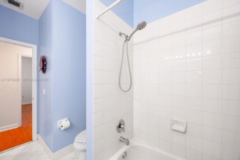 House in Miami, Florida 6 bedrooms, 297.19 sq.m. № 2044077 - photo 24