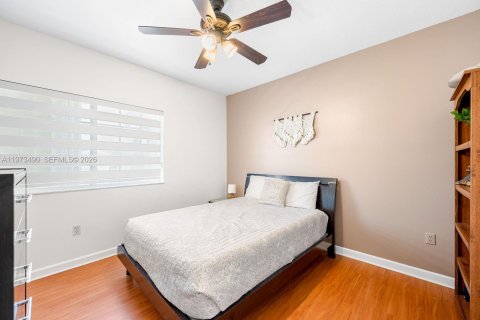 House in Miami, Florida 6 bedrooms, 297.19 sq.m. № 2044077 - photo 20