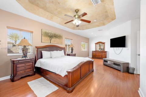 House in Miami, Florida 6 bedrooms, 297.19 sq.m. № 2044077 - photo 30