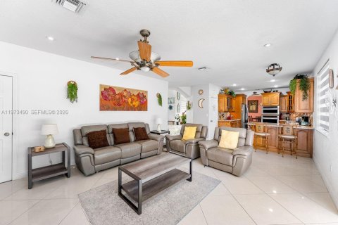 House in Miami, Florida 6 bedrooms, 297.19 sq.m. № 2044077 - photo 12