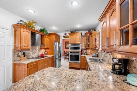 House in Miami, Florida 6 bedrooms, 297.19 sq.m. № 2044077 - photo 17