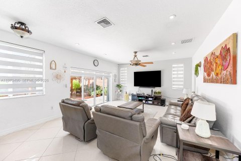 House in Miami, Florida 6 bedrooms, 297.19 sq.m. № 2044077 - photo 10