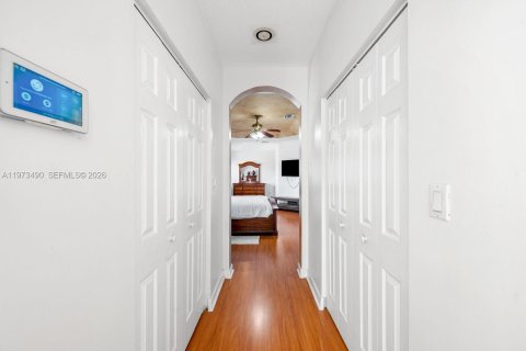 House in Miami, Florida 6 bedrooms, 297.19 sq.m. № 2044077 - photo 29