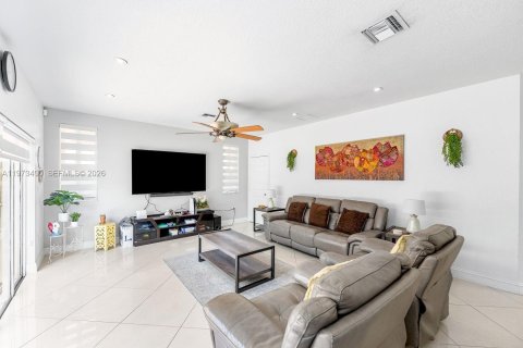 House in Miami, Florida 6 bedrooms, 297.19 sq.m. № 2044077 - photo 11