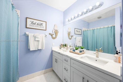 House in Miami, Florida 6 bedrooms, 297.19 sq.m. № 2044077 - photo 23