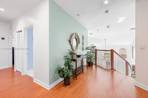 House in Miami, Florida 6 bedrooms, 297.19 sq.m. № 2044077 - photo 19