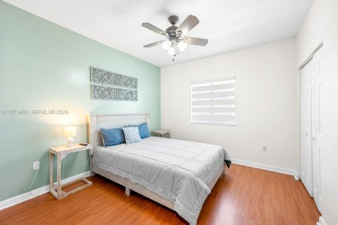 House in Miami, Florida 6 bedrooms, 297.19 sq.m. № 2044077 - photo 25