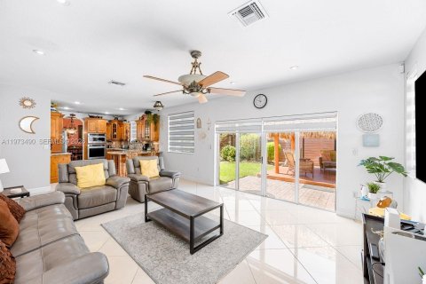 House in Miami, Florida 6 bedrooms, 297.19 sq.m. № 2044077 - photo 13