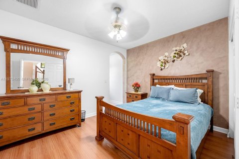 House in Miami, Florida 6 bedrooms, 297.19 sq.m. № 2044077 - photo 21