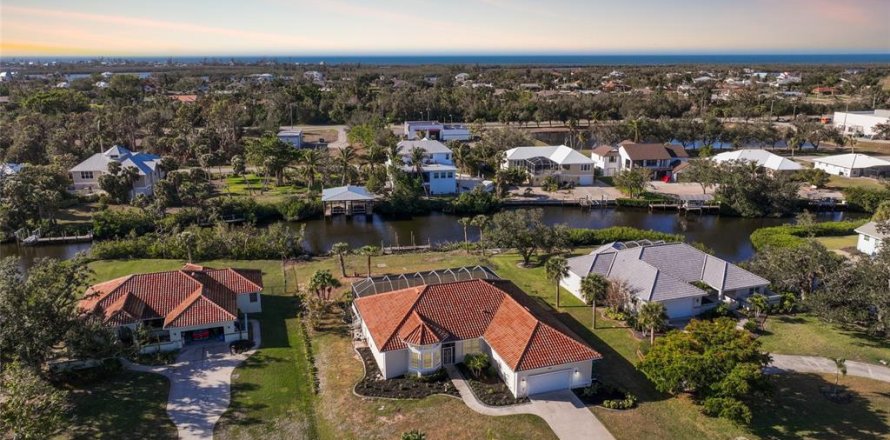 House in Placida, Florida 3 bedrooms, 253.16 sq.m. № 1564045