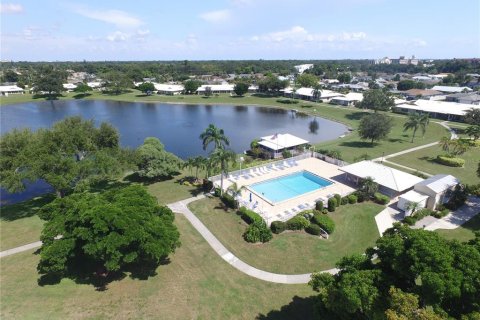 Condo in Bradenton, Florida, 2 bedrooms № 2236386 - photo 4