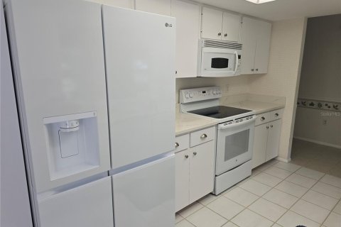Condo in Bradenton, Florida, 2 bedrooms № 2236386 - photo 9