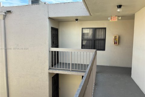 Condominio en alquiler en Miami, Florida, 3 dormitorios, 99.41 m2 № 2036425 - foto 15