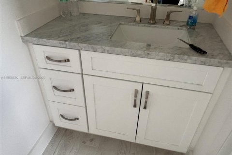 Condominio en alquiler en Miami, Florida, 3 dormitorios, 99.41 m2 № 2036425 - foto 7