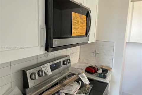 Condominio en alquiler en Miami, Florida, 3 dormitorios, 99.41 m2 № 2036425 - foto 3