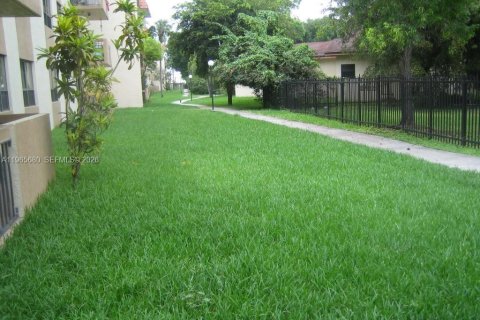 Condominio en alquiler en Miami, Florida, 3 dormitorios, 99.41 m2 № 2036425 - foto 19