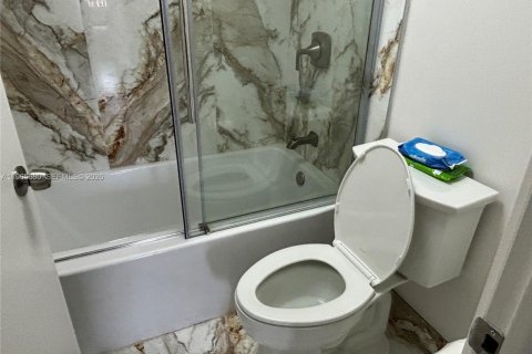 Condominio en alquiler en Miami, Florida, 3 dormitorios, 99.41 m2 № 2036425 - foto 4