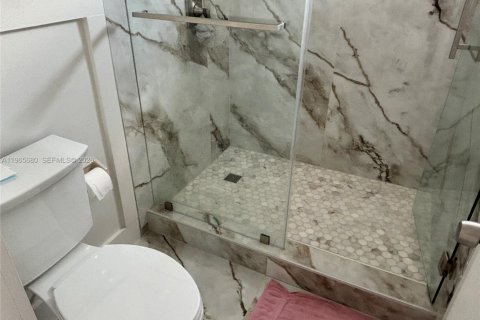 Condominio en alquiler en Miami, Florida, 3 dormitorios, 99.41 m2 № 2036425 - foto 5