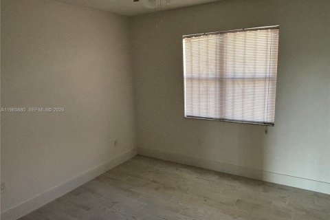 Condominio en alquiler en Miami, Florida, 3 dormitorios, 99.41 m2 № 2036425 - foto 11