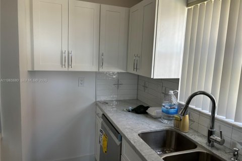 Condominio en alquiler en Miami, Florida, 3 dormitorios, 99.41 m2 № 2036425 - foto 2