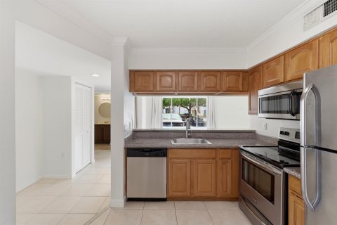 Condo in West Palm Beach, Florida, 2 bedrooms № 2262452 - photo 5