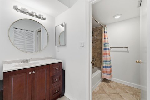 Condo in West Palm Beach, Florida, 2 bedrooms № 2262452 - photo 17