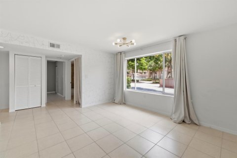 Condo in West Palm Beach, Florida, 2 bedrooms № 2262452 - photo 11