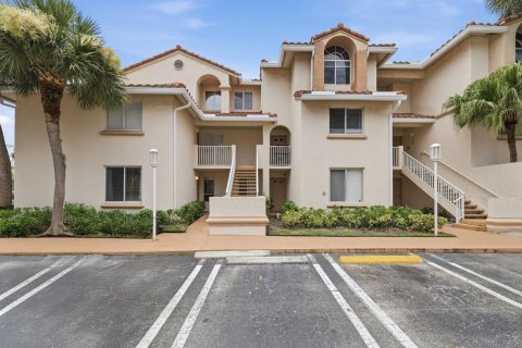 Condo in West Palm Beach, Florida, 2 bedrooms № 2262452 - photo 2