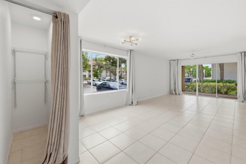Condo in West Palm Beach, Florida, 2 bedrooms № 2262452 - photo 14