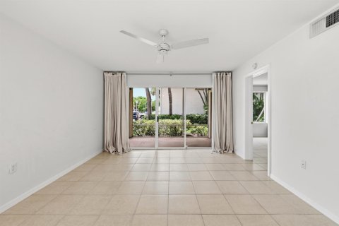 Condo in West Palm Beach, Florida, 2 bedrooms № 2262452 - photo 9