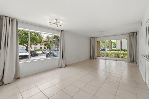 Condo in West Palm Beach, Florida, 2 bedrooms № 2262452 - photo 13