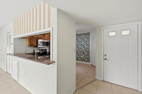 Condo in West Palm Beach, Florida, 2 bedrooms № 2262452 - photo 7