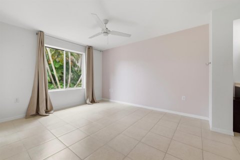 Condo in West Palm Beach, Florida, 2 bedrooms № 2262452 - photo 16
