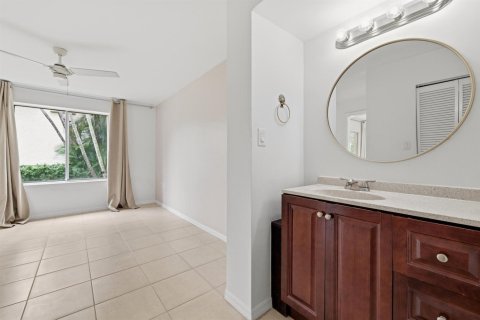 Condo in West Palm Beach, Florida, 2 bedrooms № 2262452 - photo 18