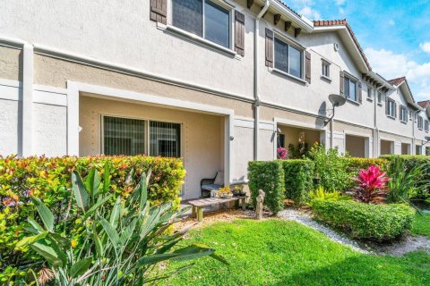 Townhouse in Deerfield Beach, Florida 3 bedrooms, 146.04 sq.m. № 1068426 - photo 1