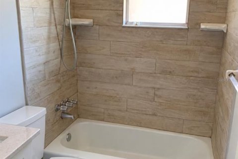 Immobilier commercial à vendre à Bradenton, Floride: 4 chambres, 135.45 m2 № 2431235 - photo 3
